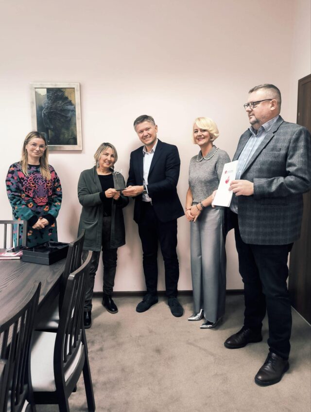 Joanna Podolska odbiera nagrodę w WSBiNoZ