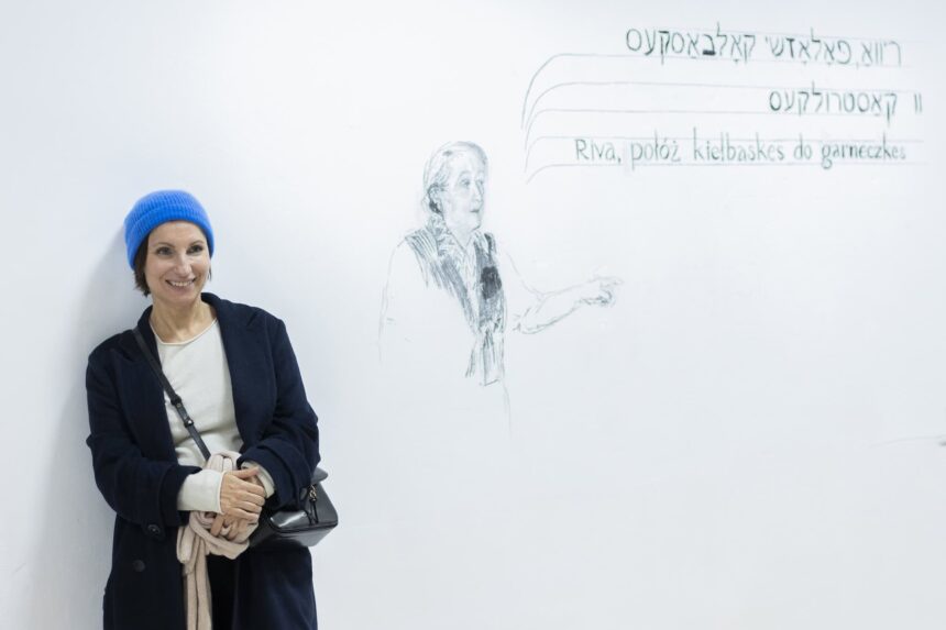 Agata Siwiak na tle białej ściany z grafiką