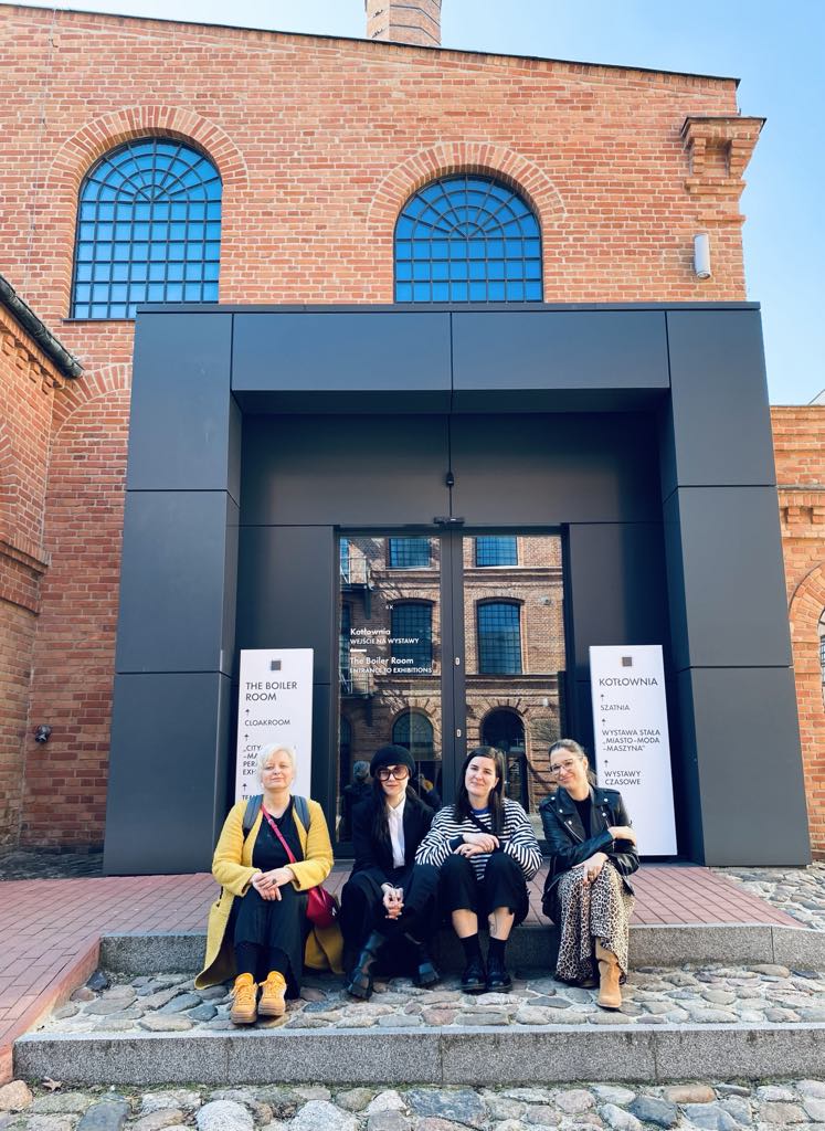 cztery kobiety na schodach w muzeum włókiennictwa