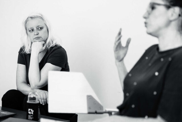 Kobieta słucha jak druga opowiada