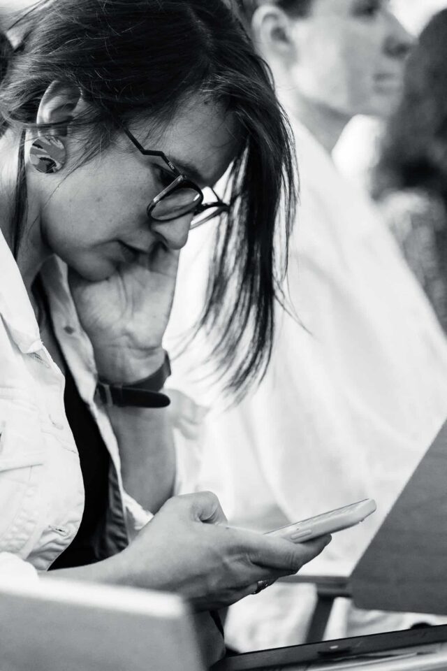 Kobieta pochylona nad telefonem