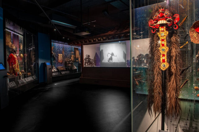 ciemne wnętrze muzuem z wietnamską wystawą