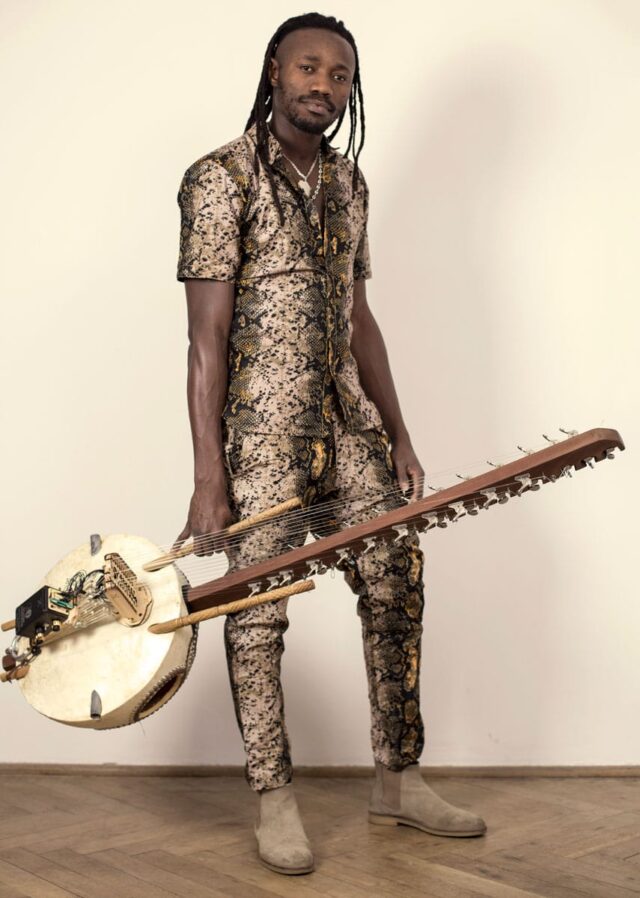 Czarny mężczyzna z egzotycznym instrumentem