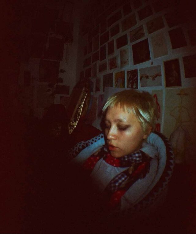 Młoda kobieta w ciemnym pomieszczeniu