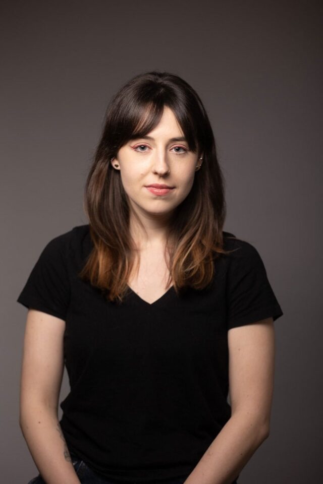 kobieta z długimi ciemnymi włosami i czarnym t-shircie