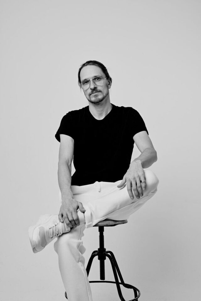 Mężczyzna siedzący na hookerze