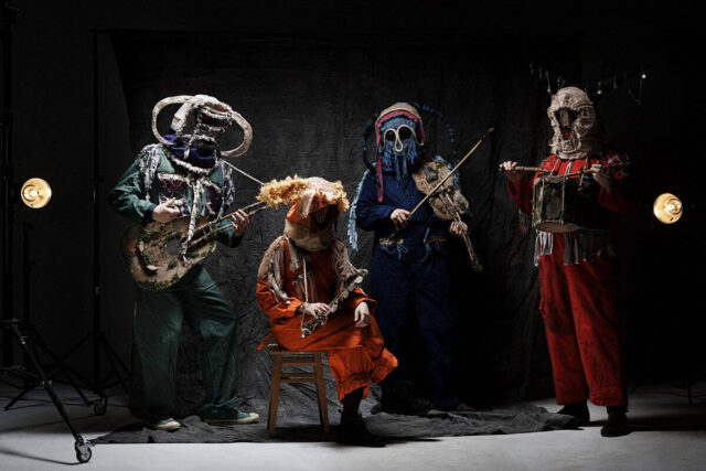 Zespoł muzyków w oryginalnych strojach