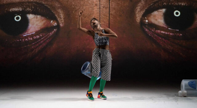 Mężczyzna w stroju w czarno-białe paski na tle zdjęcia oczu