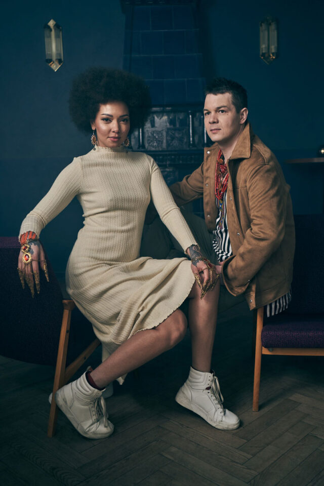 Kobieta i mężczyzna siedzący na krzesłach