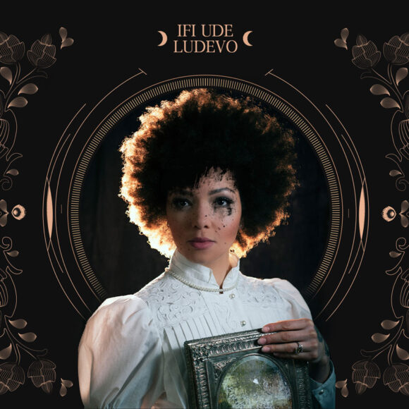 Okładka płyty Ufi Ude, Kobieta z fryzurą afro w białej bluzce.