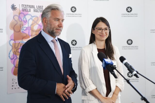 Dyrektorka Centrum i Przewodniczący Rady na tle plakatu festiwalu