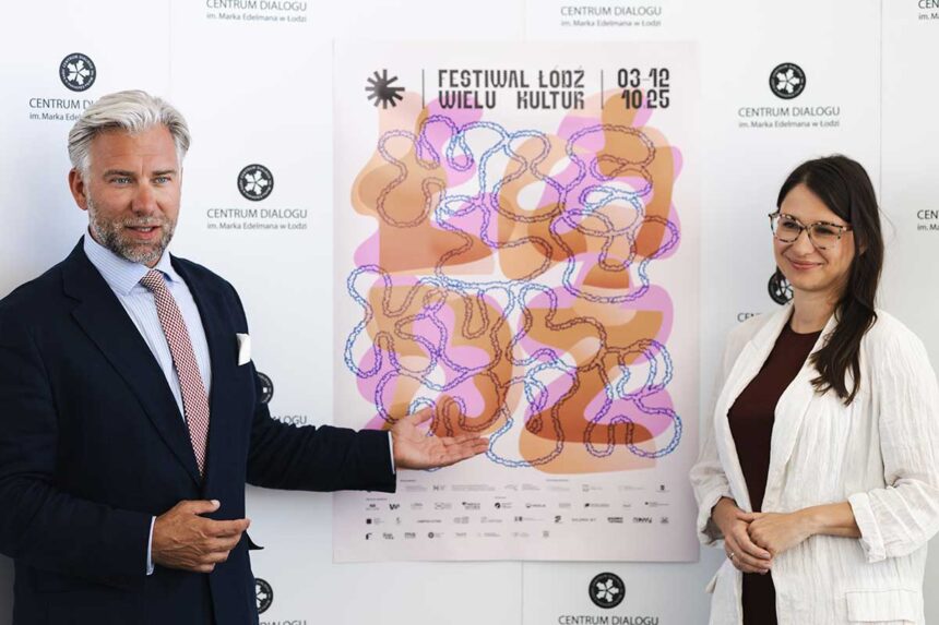 Dyrektorka Centrum i Przewodniczący Rady pokazują plakat festiwalu