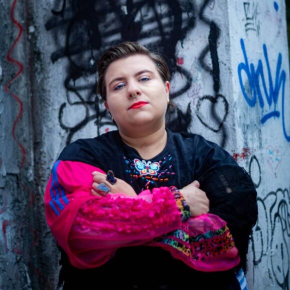 Kobieta na tle ściany z grafitti