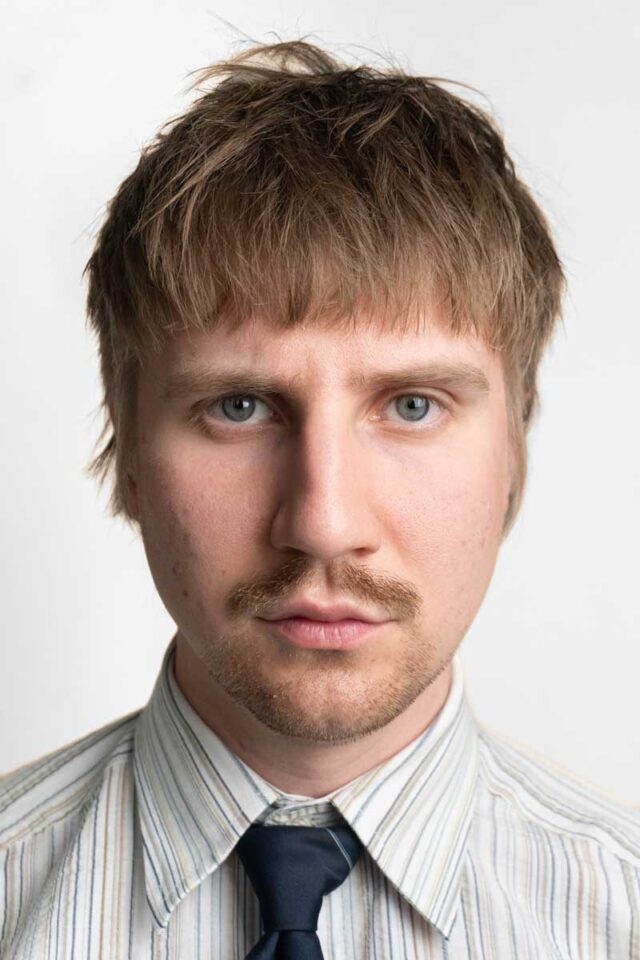 Portet młodego mężczyzny na białym tle