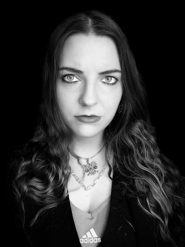 Czarno-biały portret młodej kobiety z długimi włosami i dużymi oczami