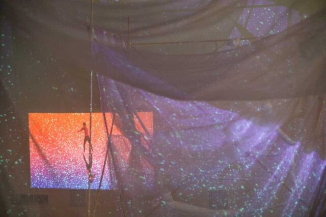 Instalacja z tkanin we wnętrzu