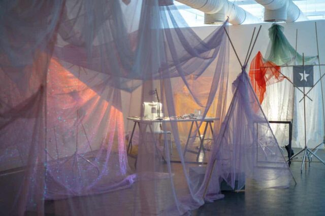 Instalacja z tkanin we wnętrzu