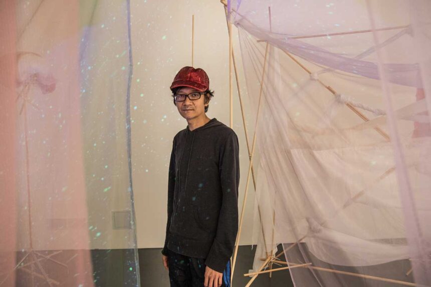Artysta Wietnamczyk na tle instalacji