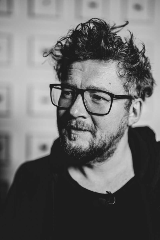 czarno-białe zdjęcie mężczyzny w okularach