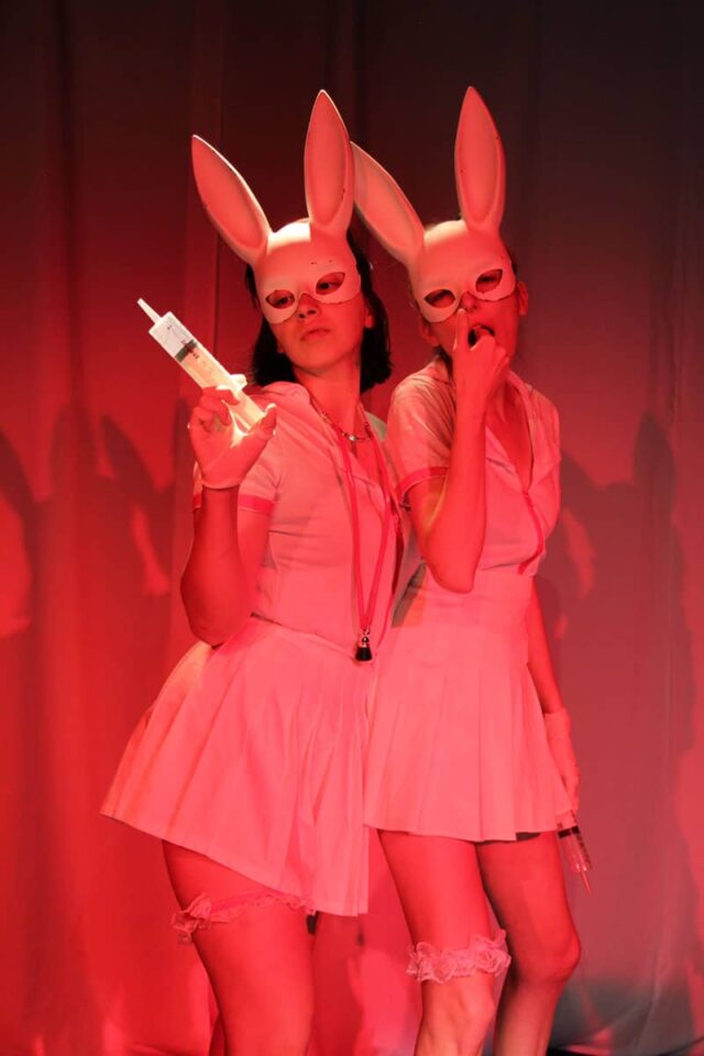 Dwie młode kobiety w wyzywających strojach z maskami króliczków