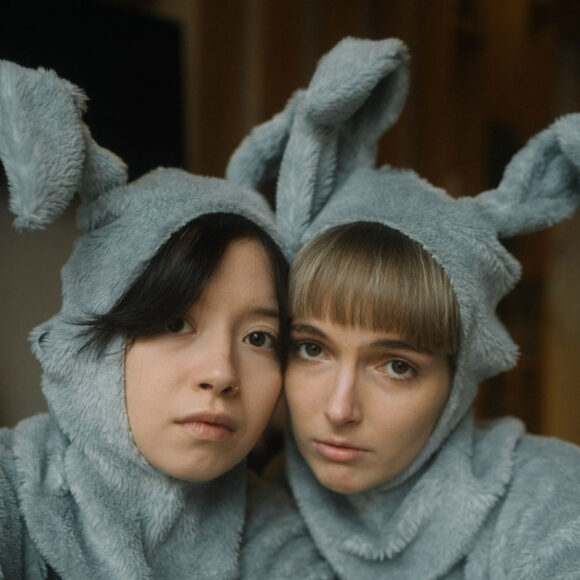 Dwie smutne młode kobiety przebrane za pluszowe króliki