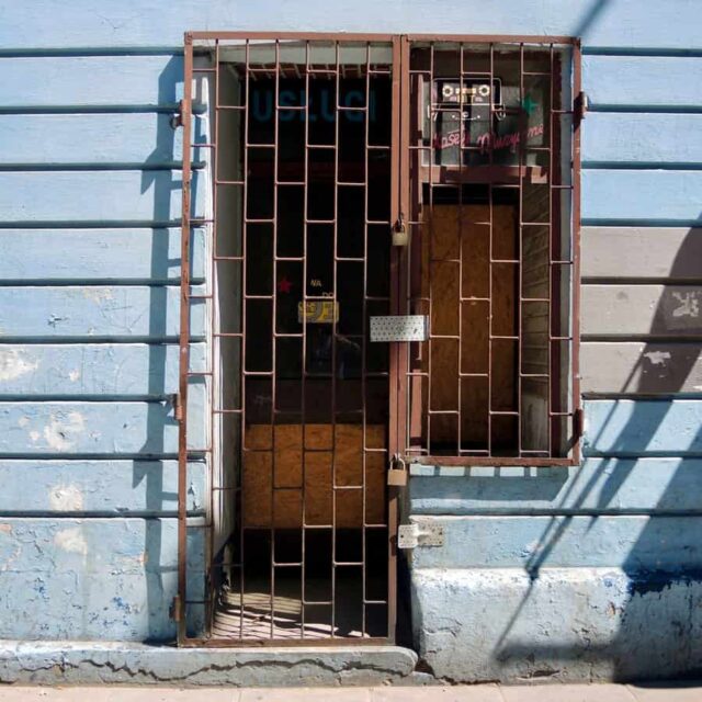 zamkniete na kratę drzwi do sklepu