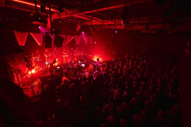 Koncert w klubie pełnym ludzie, czerwone światło