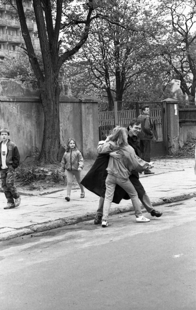 Para tańczy na ulicy