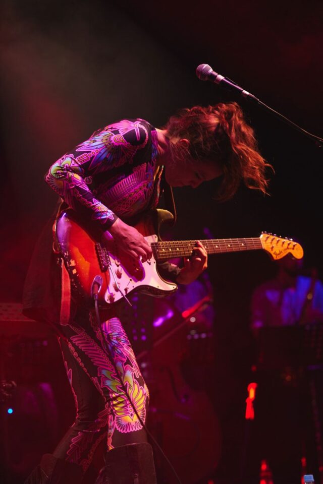 Kobieta gra na gitarze elektrycznej