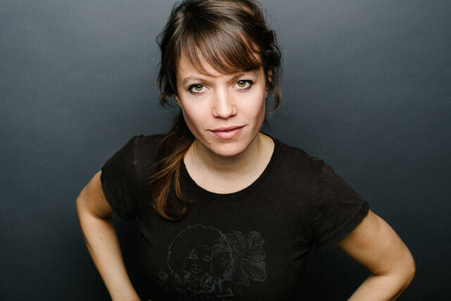 Młoda kobieta patrzy w obiektyw