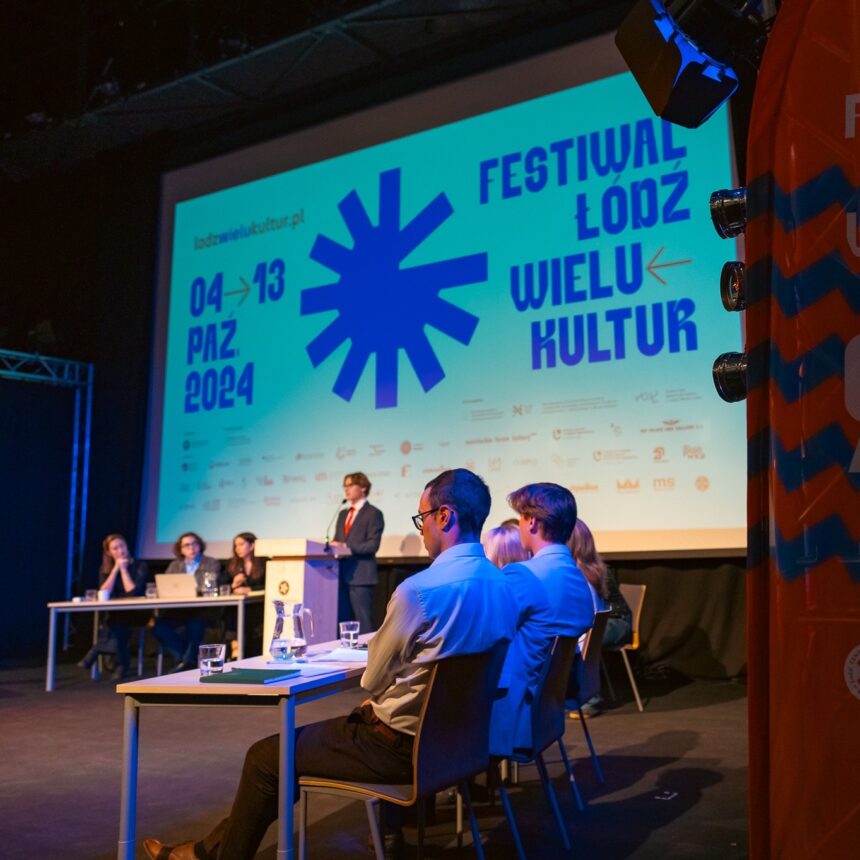 Młodzi ludzie na debacie w tle plansza Festiwalu 2024