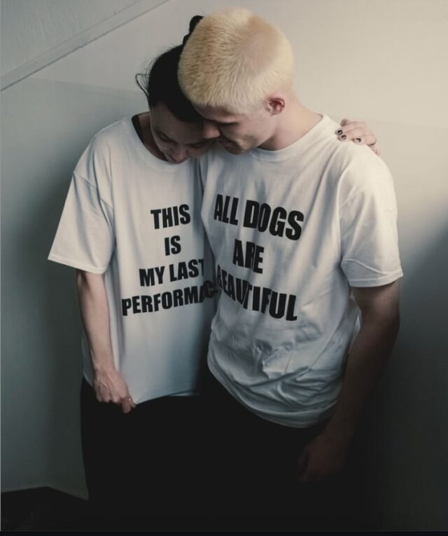 Kobieta przytula się do mężczyzny