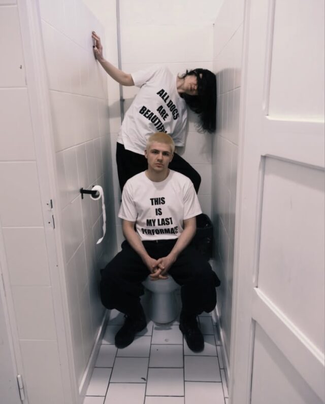 Kobieta i mężczyzna w kabinie WC