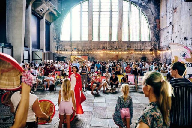 Industrialne wnętrze Fuzji, tłum ludzi w środku