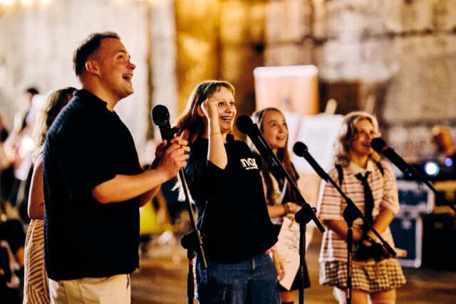 4 osoby śpiewające do mokrofonów w czasie karaoke