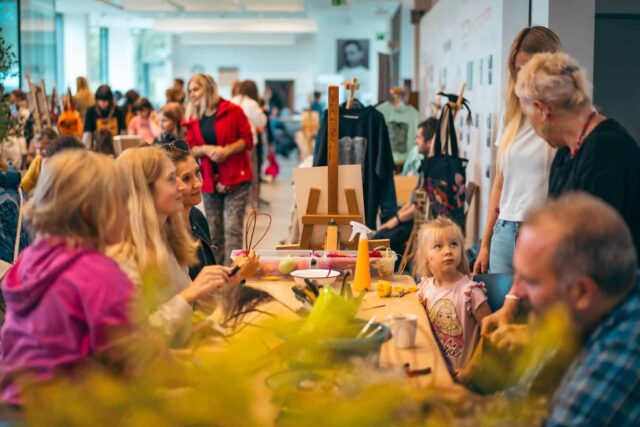 Wnętrze hallu w Centrum Dialogu wypełnione ludźmi