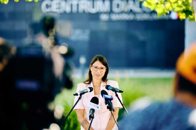 Kobieta dyrektorka Centrum Dialogu przy mownicy