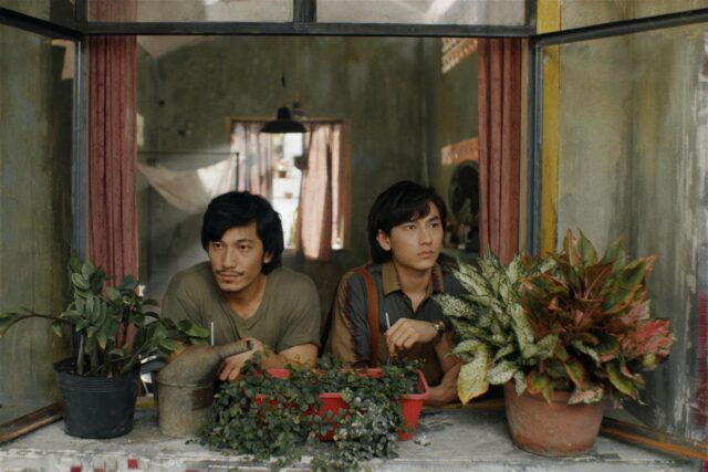 Kadr z filmu Song Lang, dwóch mężczyzn w oknie