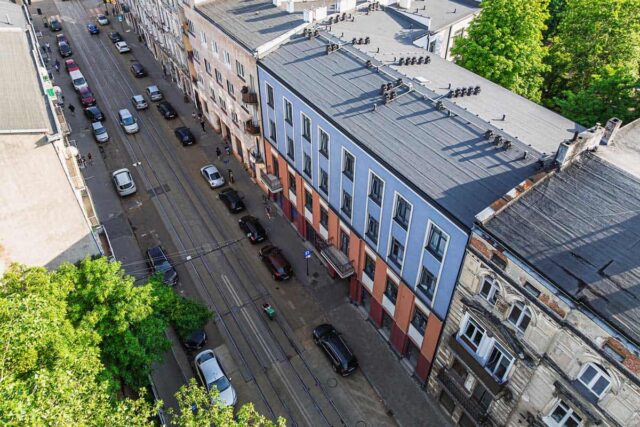 widok na ulicę, w centrum pomalowany na kolorowo front kamienicy