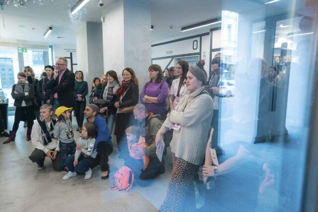 grupa ludzi we wnętrzu muzeum