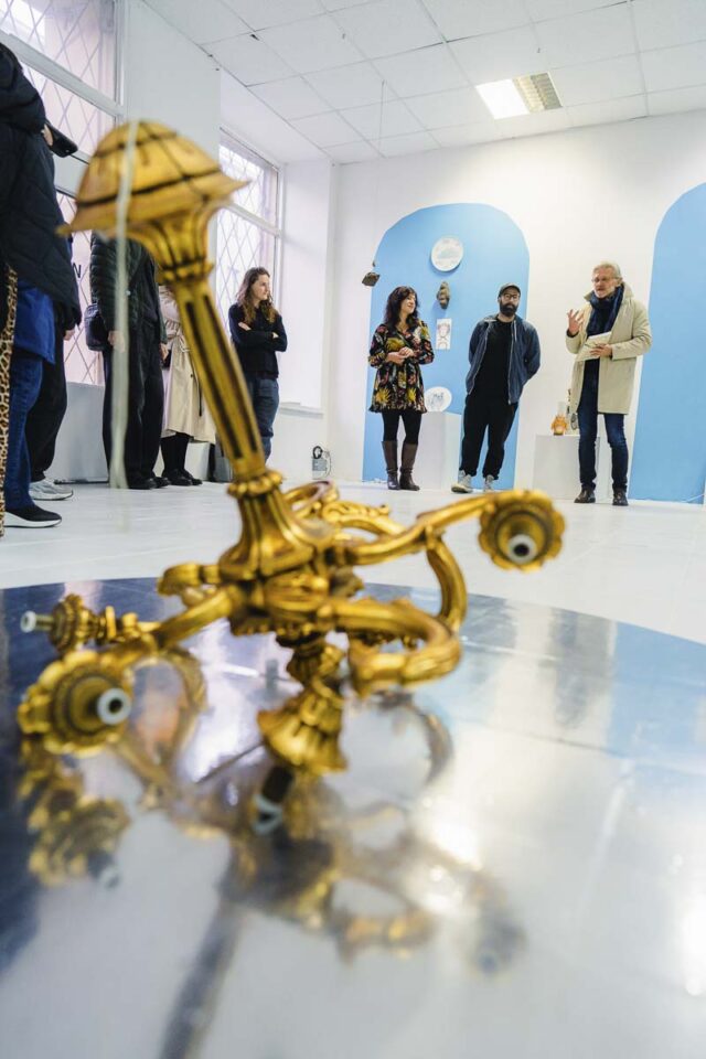 Złota rzeżba na pierwszym planie w tle ludzie