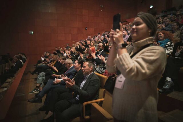 Publiczność bije brawa