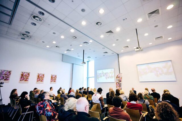 Grupa ludzi w sali wykładowej Centrum Dialogu