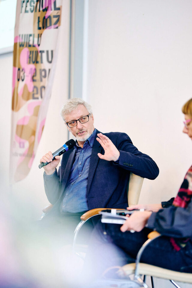 Męzczyzna jacek leociak z mikrofonem