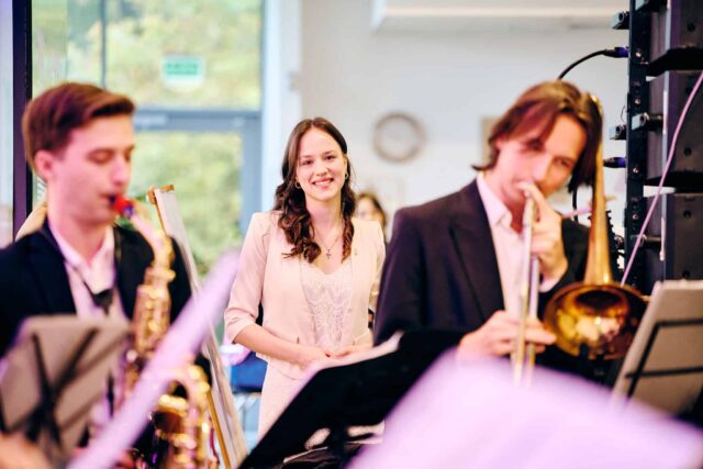 Kobieta z zespołu Łódzka orkiestra Retro uśmiecha się do obiektywu