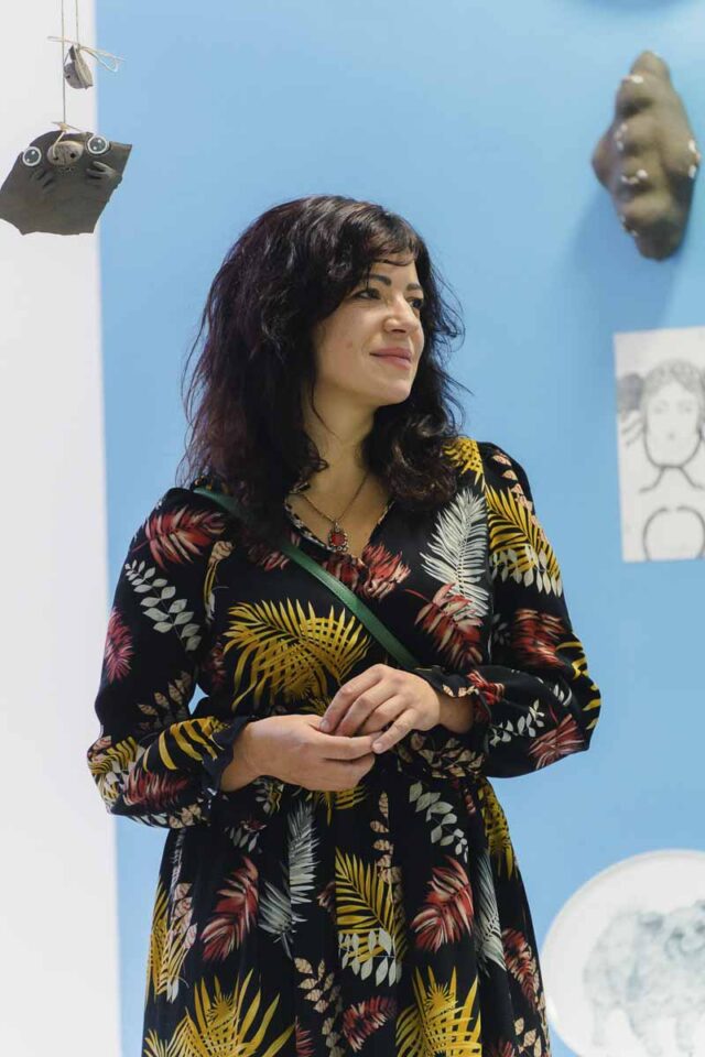 Kobieta w ciemnej sukience