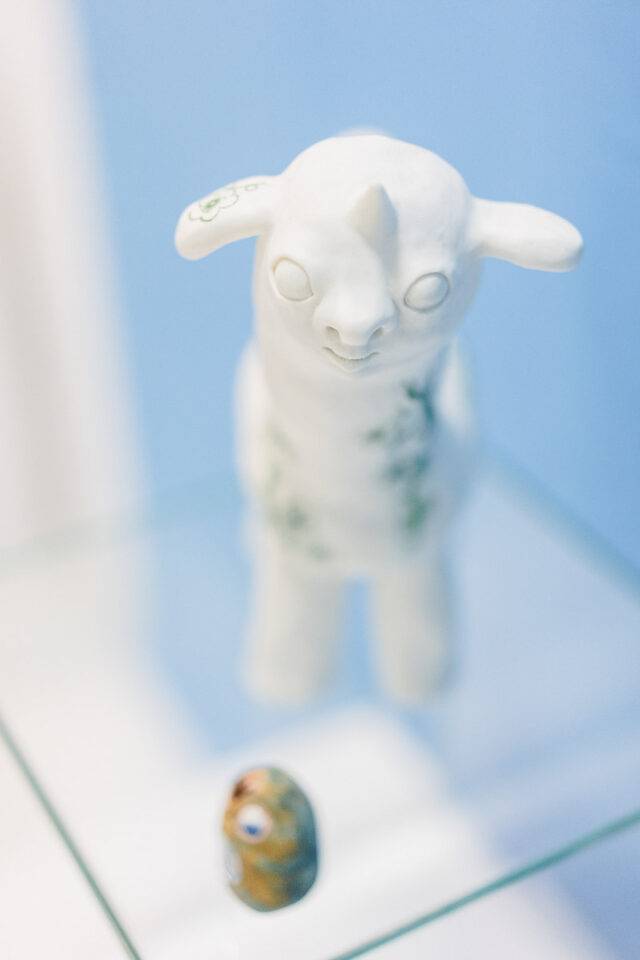 biała ceramiczna figurka