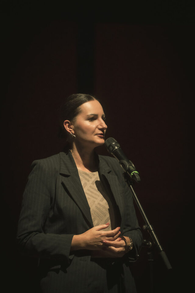 Kobieta przy mikrofonie