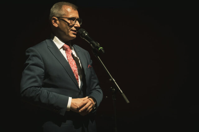 Męzczyzna przy mikrofonie