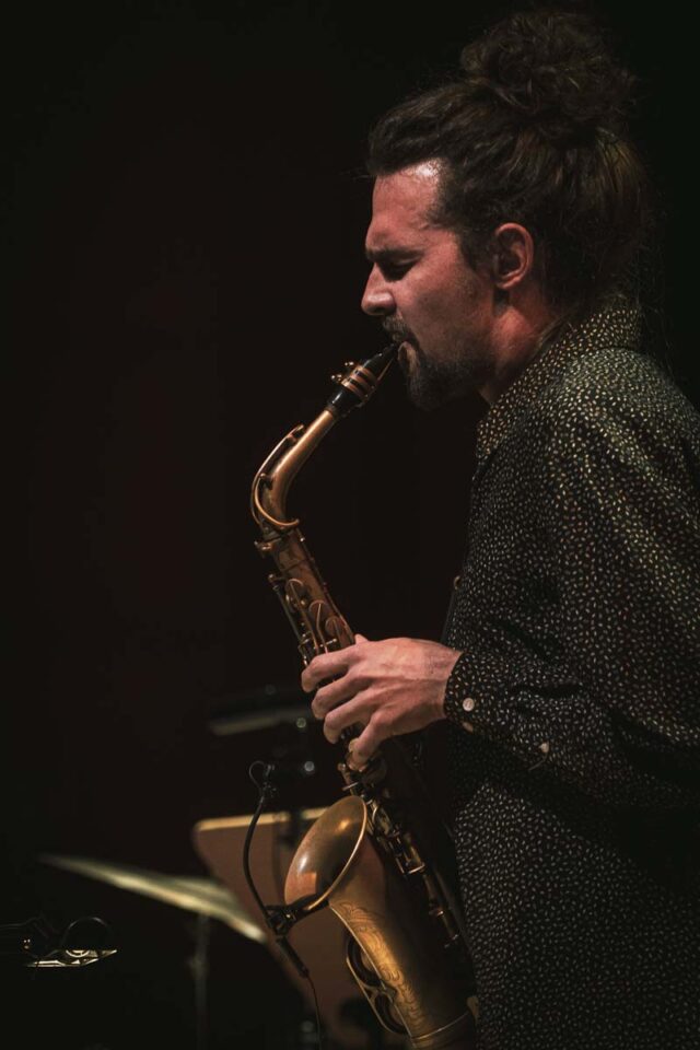 Męzczyzna grajacy na saksofonie